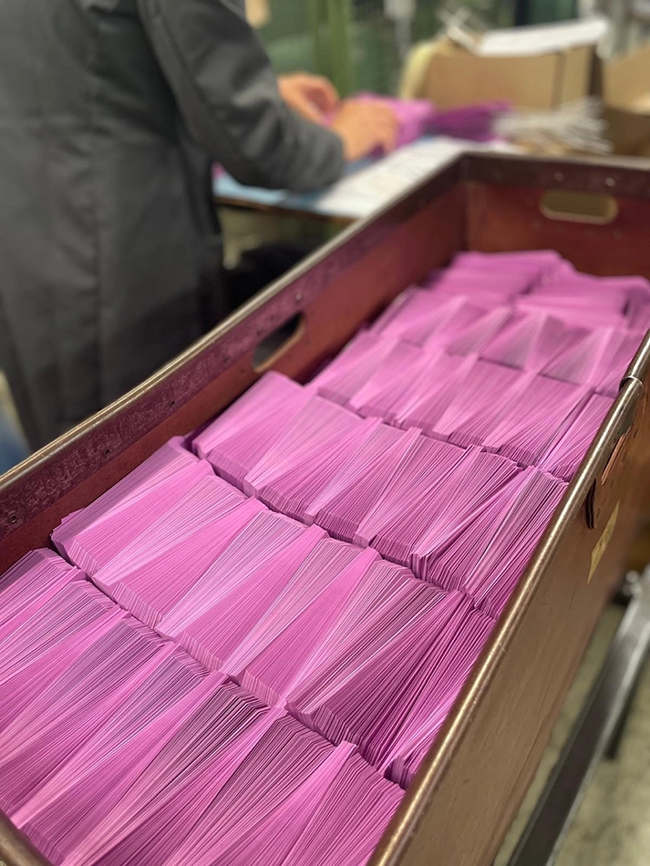 Caisse avec étiquettes américaines