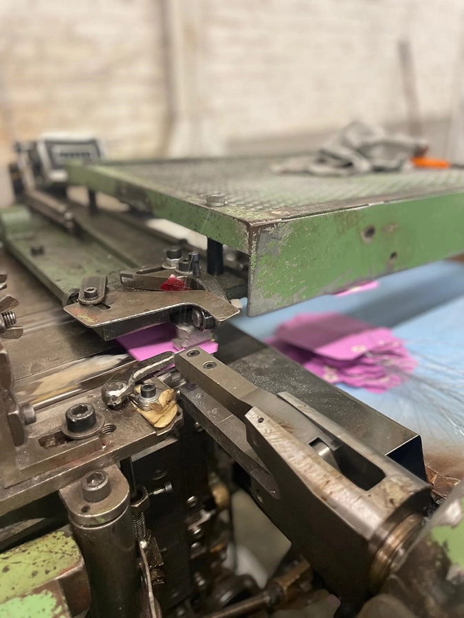 Fil violet pour enfilage d'étiquettes